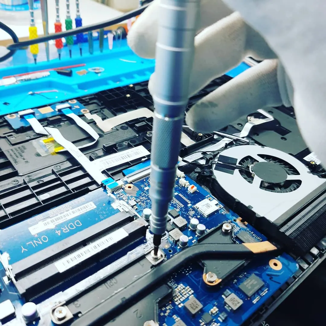 Serviço de microsolda em placa eletrônica