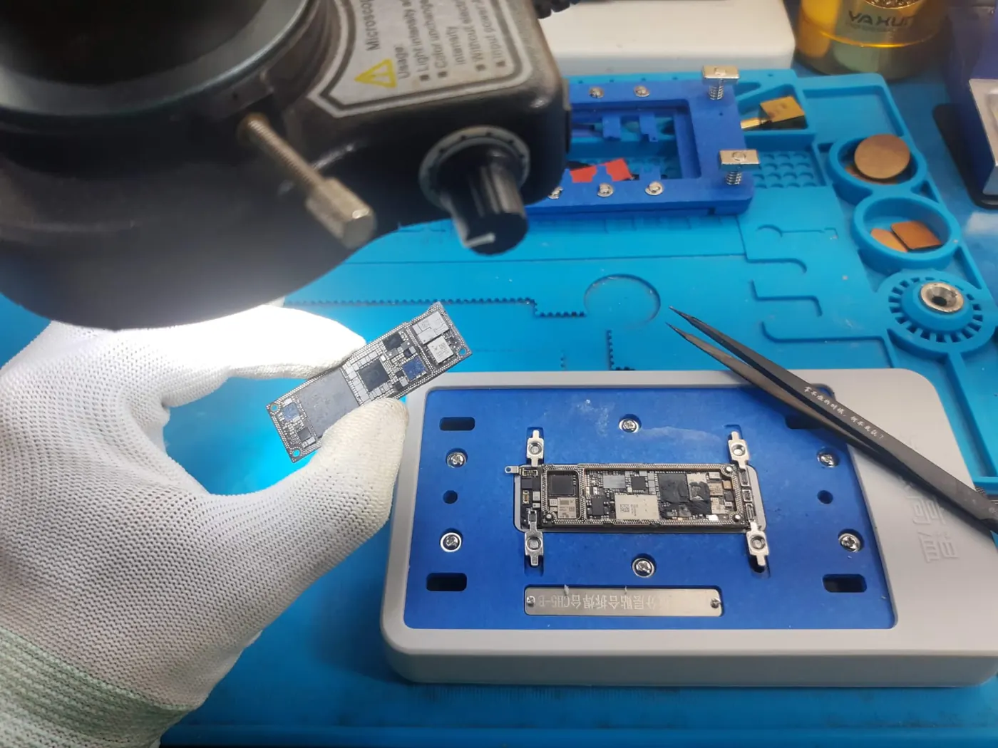 Placa eletrônica em manutenção na bancada