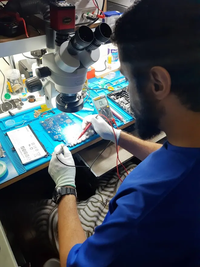 Técnico da CellCerto realizando reparo em bancada